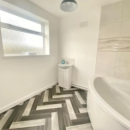 Spacious 3 Bedroom House -- Off-Road Parking -- Pet Friendly -- Close To City Centre Swansea Exterior photo