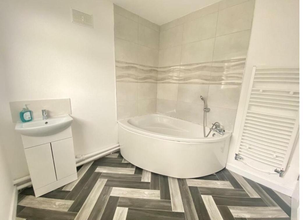 Casa de Férias Spacious 3 Bedroom House -- Off-road Parking -- Pet Friendly -- Close To Centre Swansea
