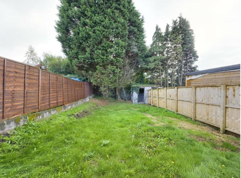 Spacious 3 Bedroom House -- Off-road Parking -- Pet Friendly -- Close To Centre * Swansea