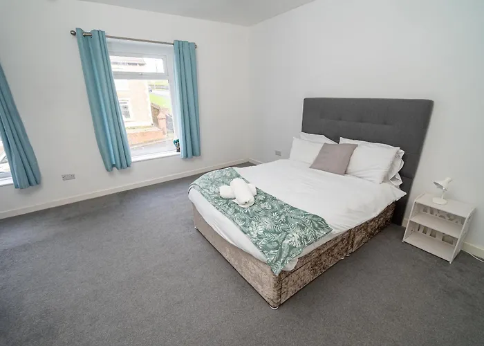 Spacious 3 Bedroom House -- Off-Road Parking -- Pet Friendly -- Close To City Centre