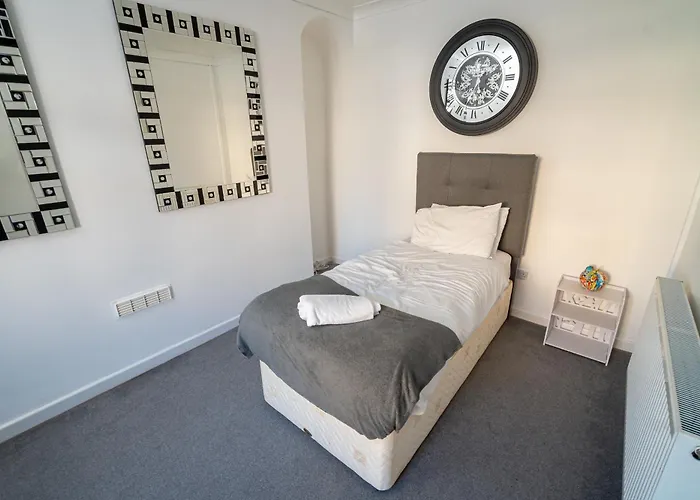 Spacious 3 Bedroom House -- Off-Road Parking -- Pet Friendly -- Close To City Centre