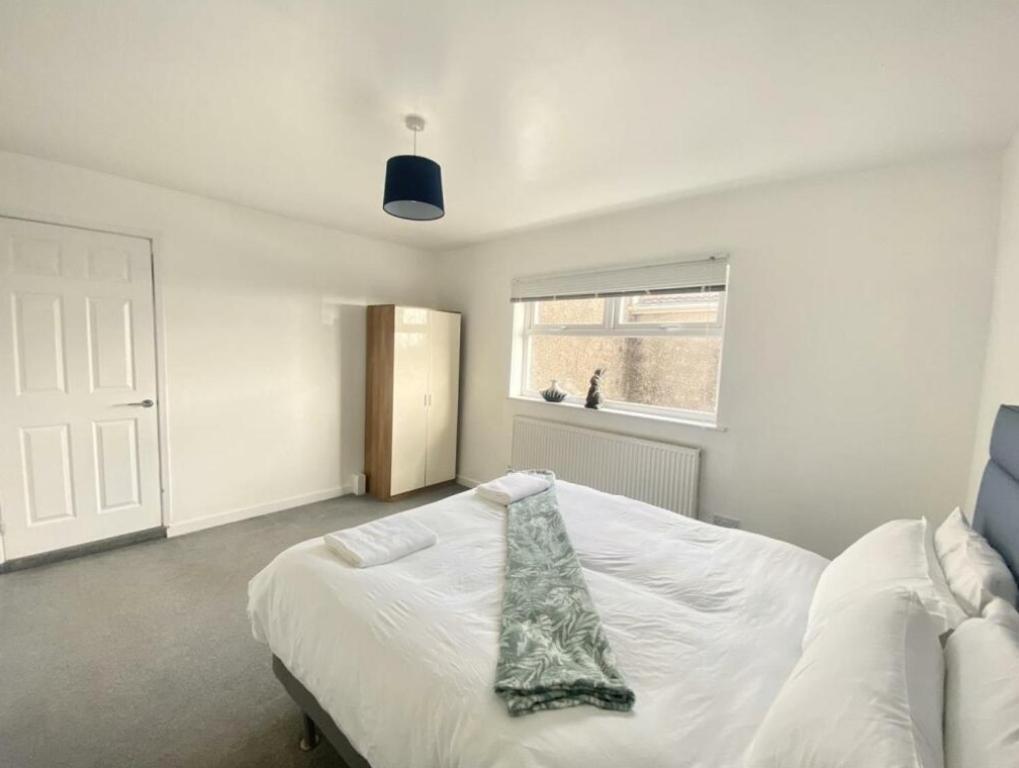 Spacious 3 Bedroom House -- Off-road Parking -- Pet Friendly -- Close To Centre * Swansea