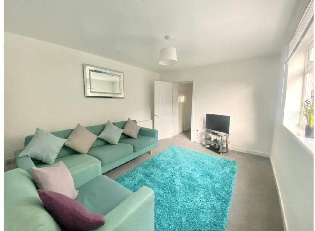 Spacious 3 Bedroom House -- Off-road Parking -- Pet Friendly -- Close To Centre