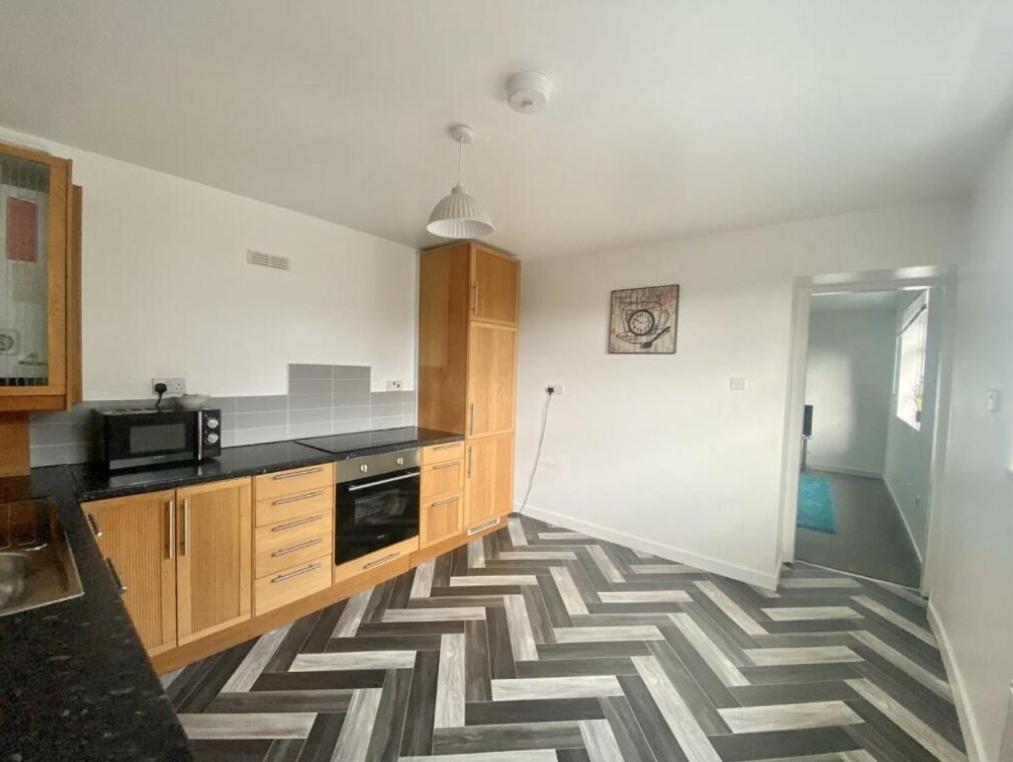 Spacious 3 Bedroom House -- Off-road Parking -- Pet Friendly -- Close To Centre Holiday home
