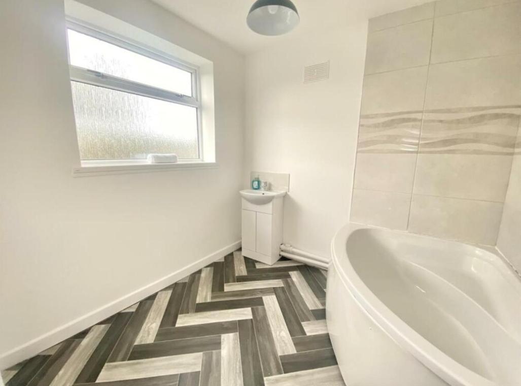 Spacious 3 Bedroom House -- Off-road Parking -- Pet Friendly -- Close To Centre Holiday home *