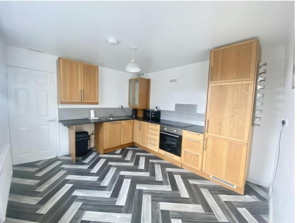 Spacious 3 Bedroom House -- Off-road Parking -- Pet Friendly -- Close To Centre *