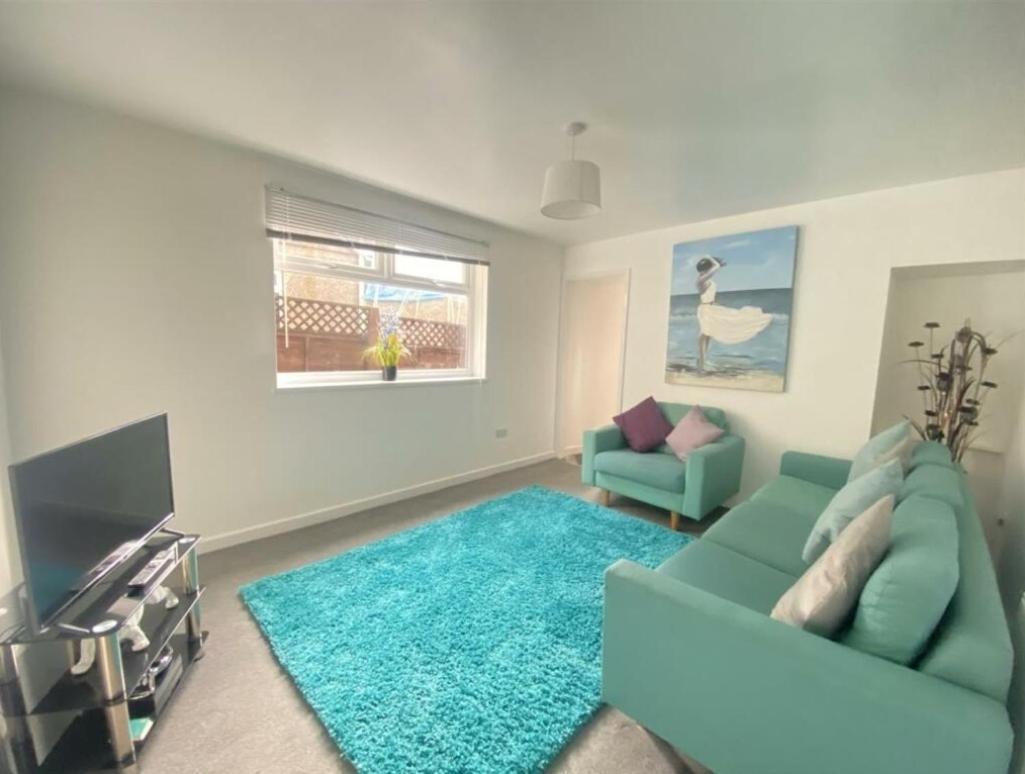 Spacious 3 Bedroom House -- Off-road Parking -- Pet Friendly -- Close To Centre Holiday home *