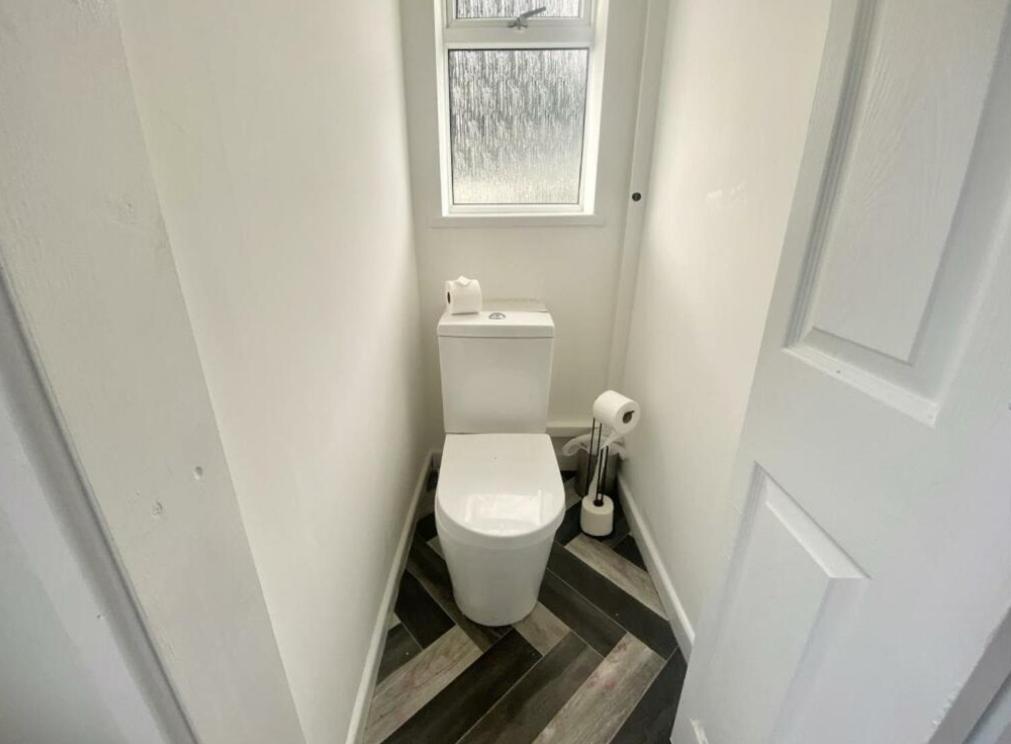 Holiday home Spacious 3 Bedroom House -- Off-road Parking -- Pet Friendly -- Close To Centre *