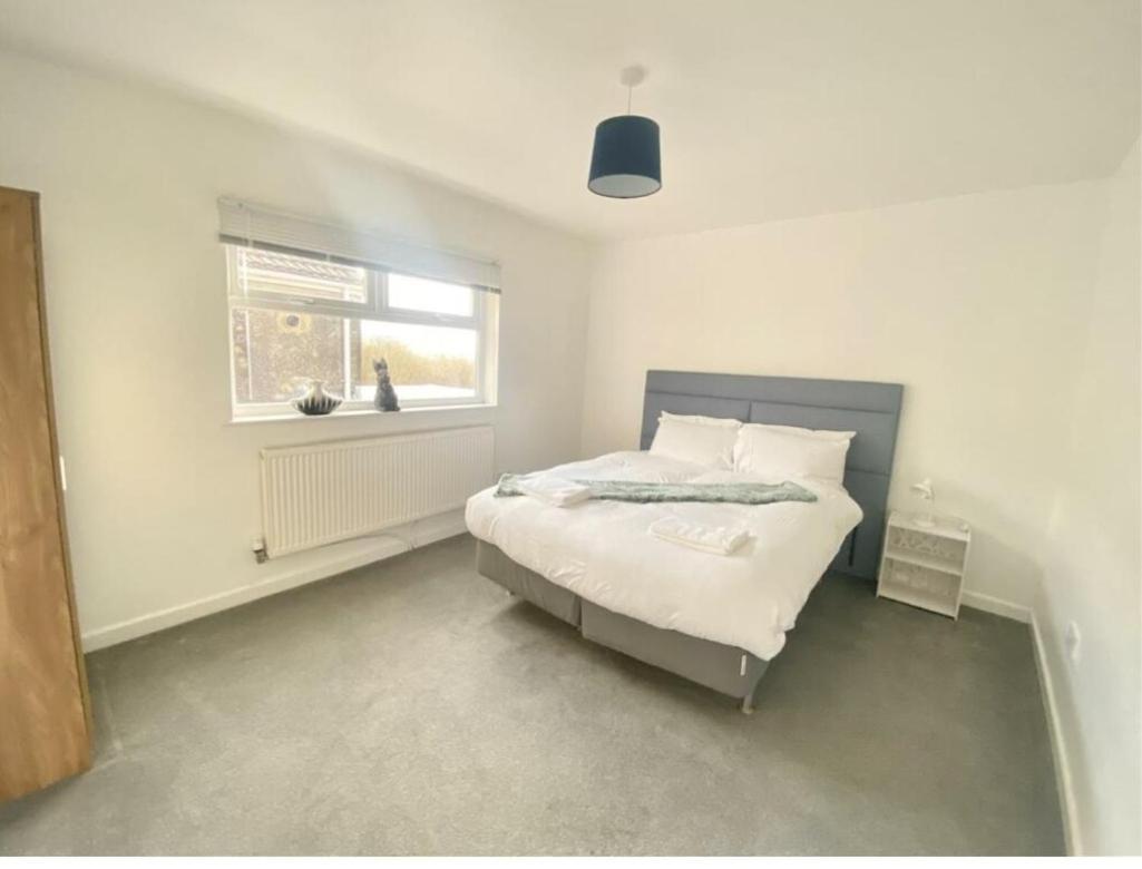 Spacious 3 Bedroom House -- Off-road Parking -- Pet Friendly -- Close To Centre Holiday home