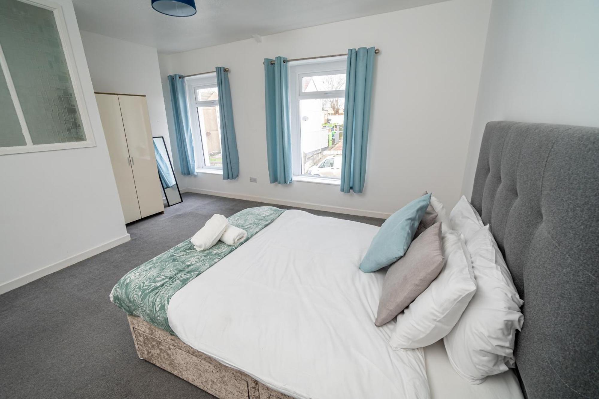 Spacious 3 Bedroom House -- Off-road Parking -- Pet Friendly -- Close To Centre Holiday home