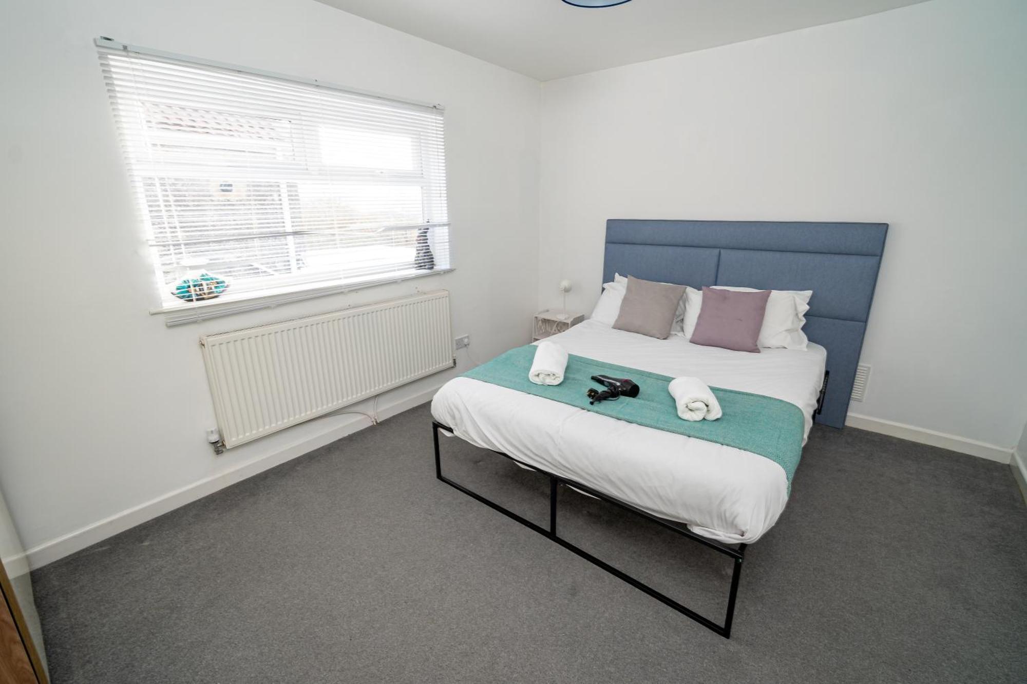 Holiday home Spacious 3 Bedroom House -- Off-road Parking -- Pet Friendly -- Close To Centre