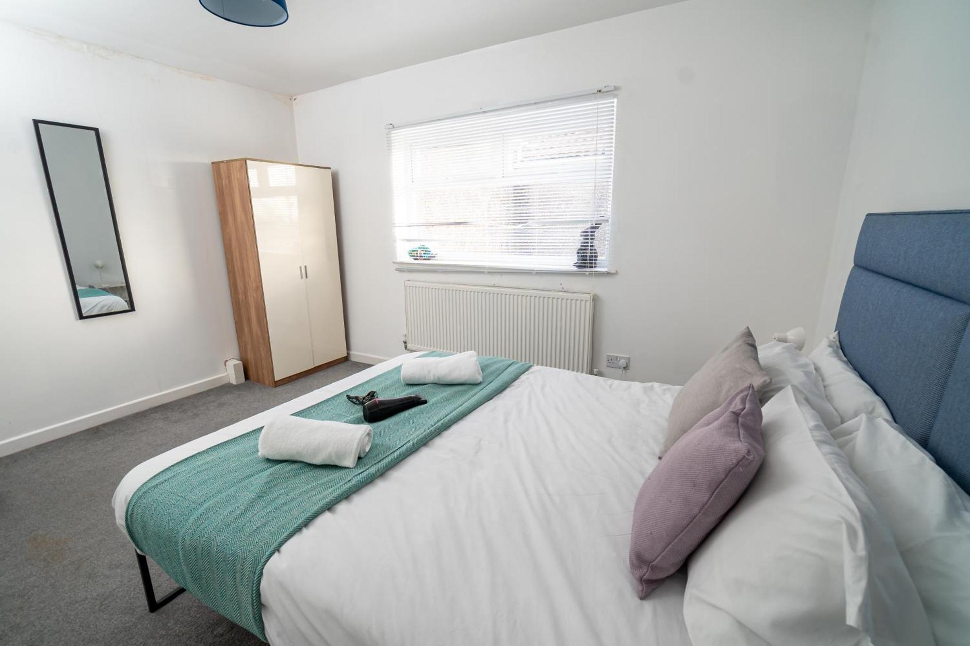Spacious 3 Bedroom House -- Off-road Parking -- Pet Friendly -- Close To Centre Holiday home Swansea