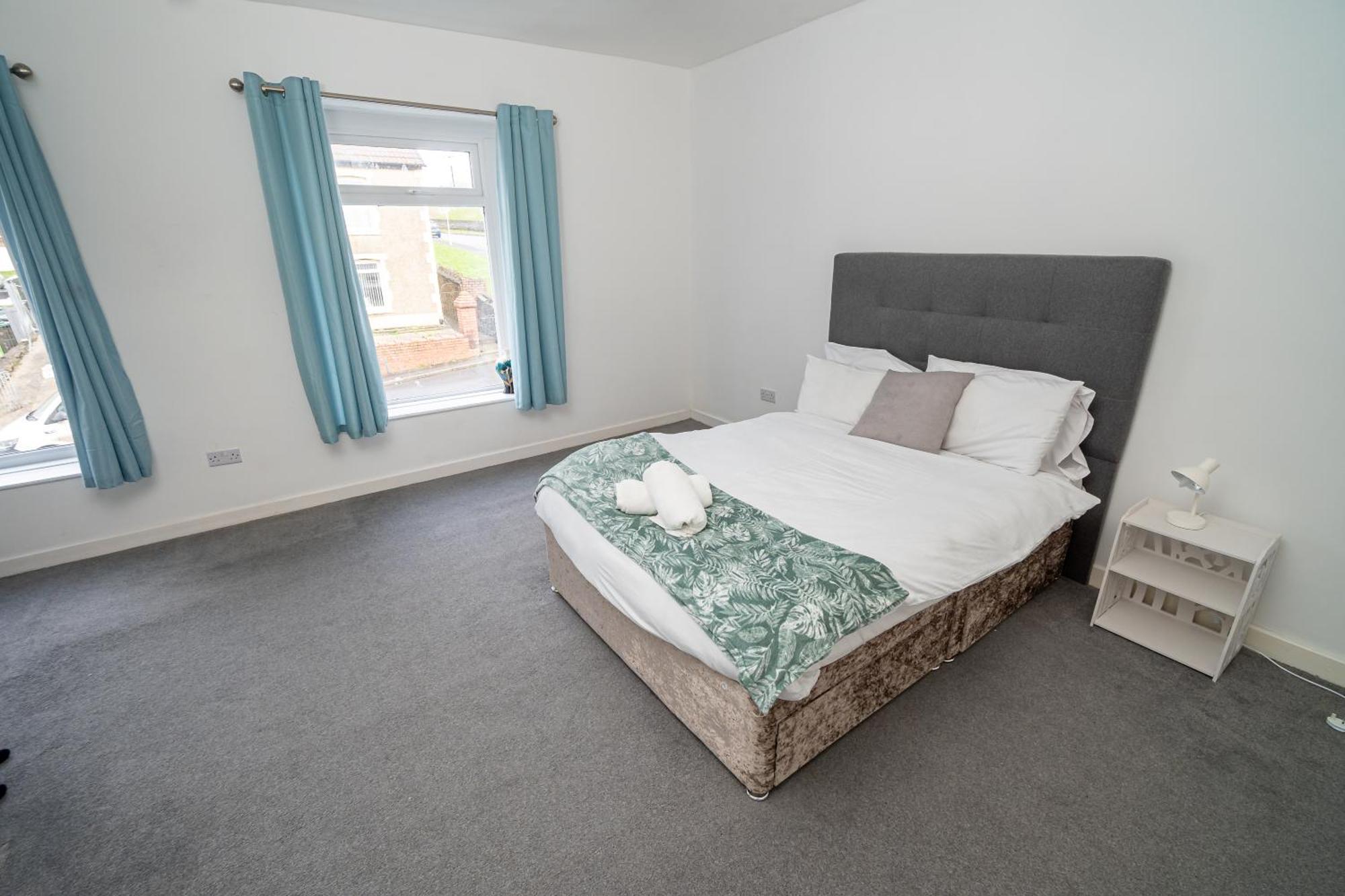 Holiday home Spacious 3 Bedroom House -- Off-road Parking -- Pet Friendly -- Close To Centre Swansea