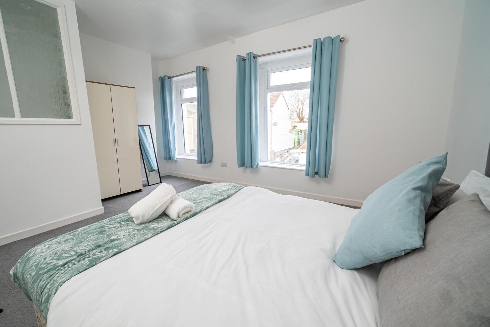 Spacious 3 Bedroom House -- Off-road Parking -- Pet Friendly -- Close To Centre *