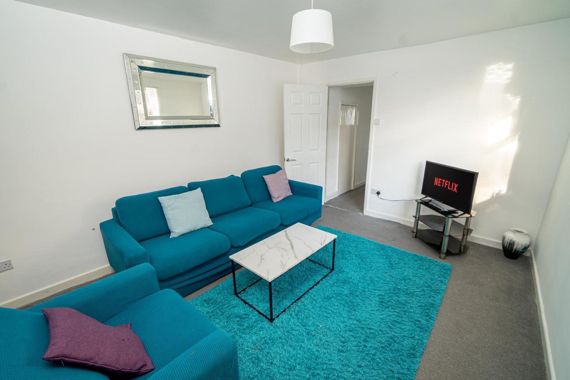 Spacious 3 Bedroom House -- Off-road Parking -- Pet Friendly -- Close To Centre Swansea