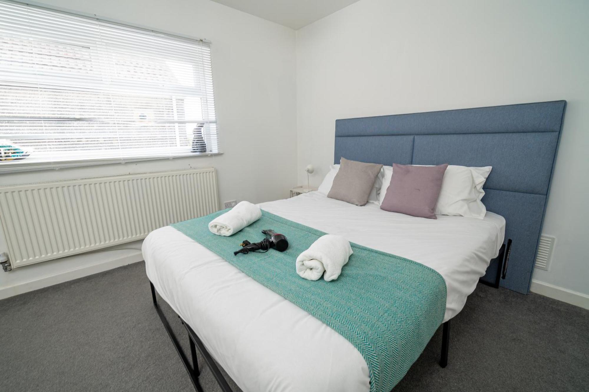 Spacious 3 Bedroom House -- Off-road Parking -- Pet Friendly -- Close To Centre * Swansea