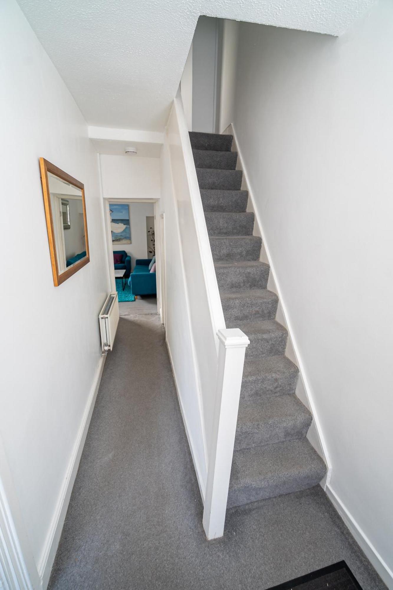 Spacious 3 Bedroom House -- Off-road Parking -- Pet Friendly -- Close To Centre Holiday home