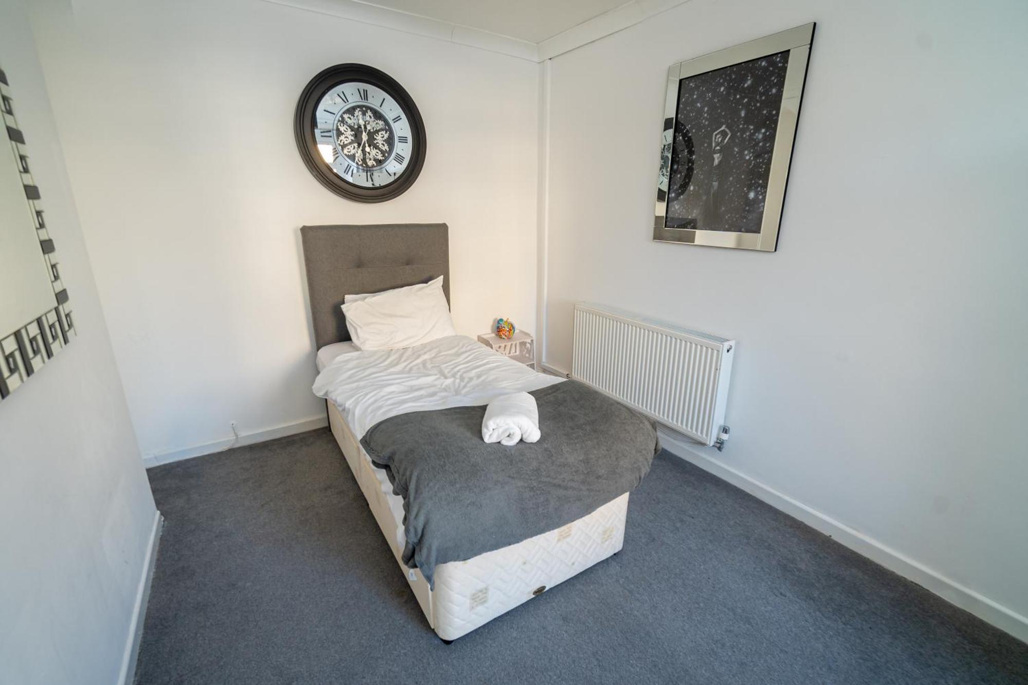 Holiday home Spacious 3 Bedroom House -- Off-road Parking -- Pet Friendly -- Close To Centre Swansea
