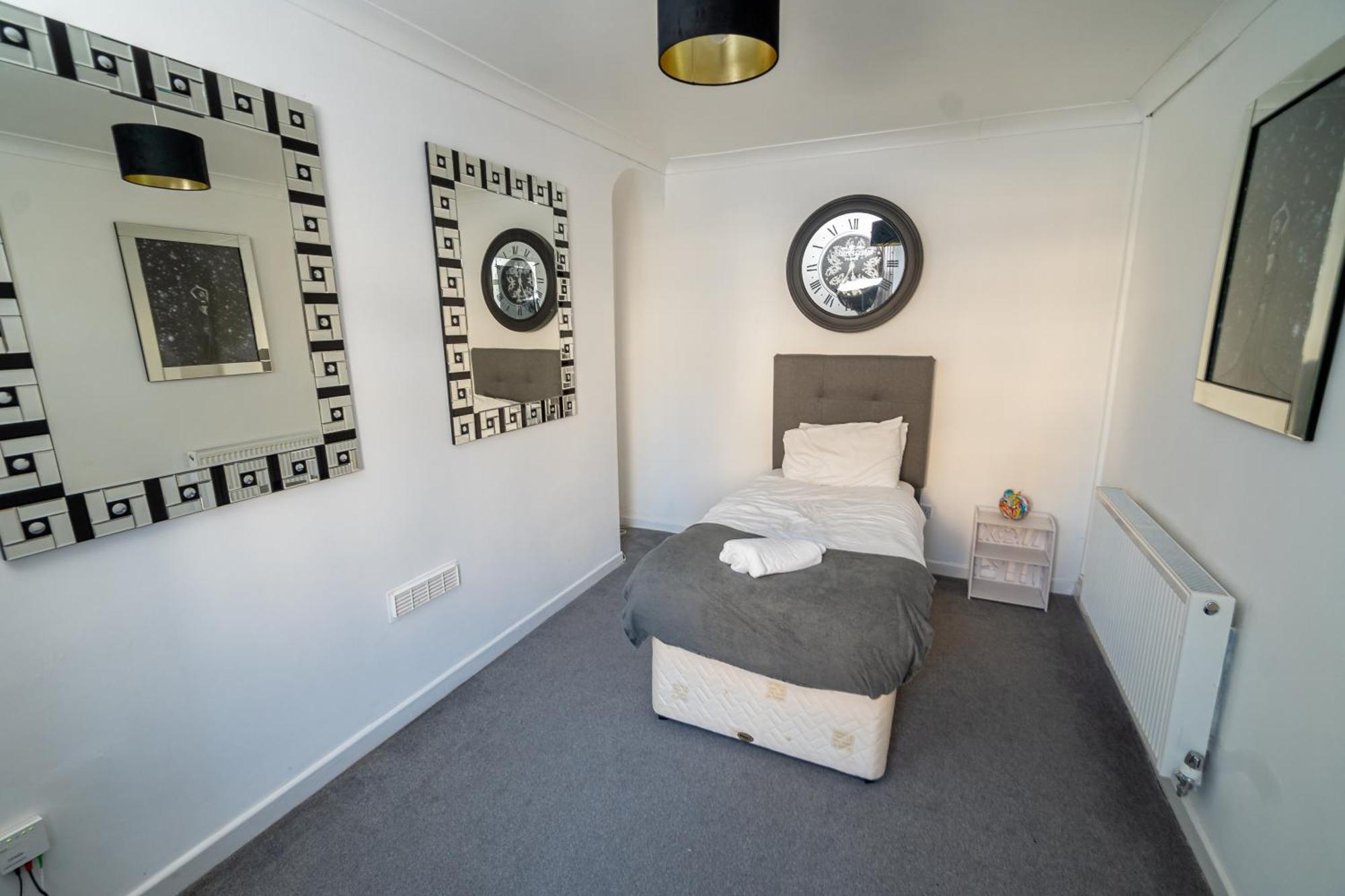 Spacious 3 Bedroom House -- Off-road Parking -- Pet Friendly -- Close To Centre Holiday home