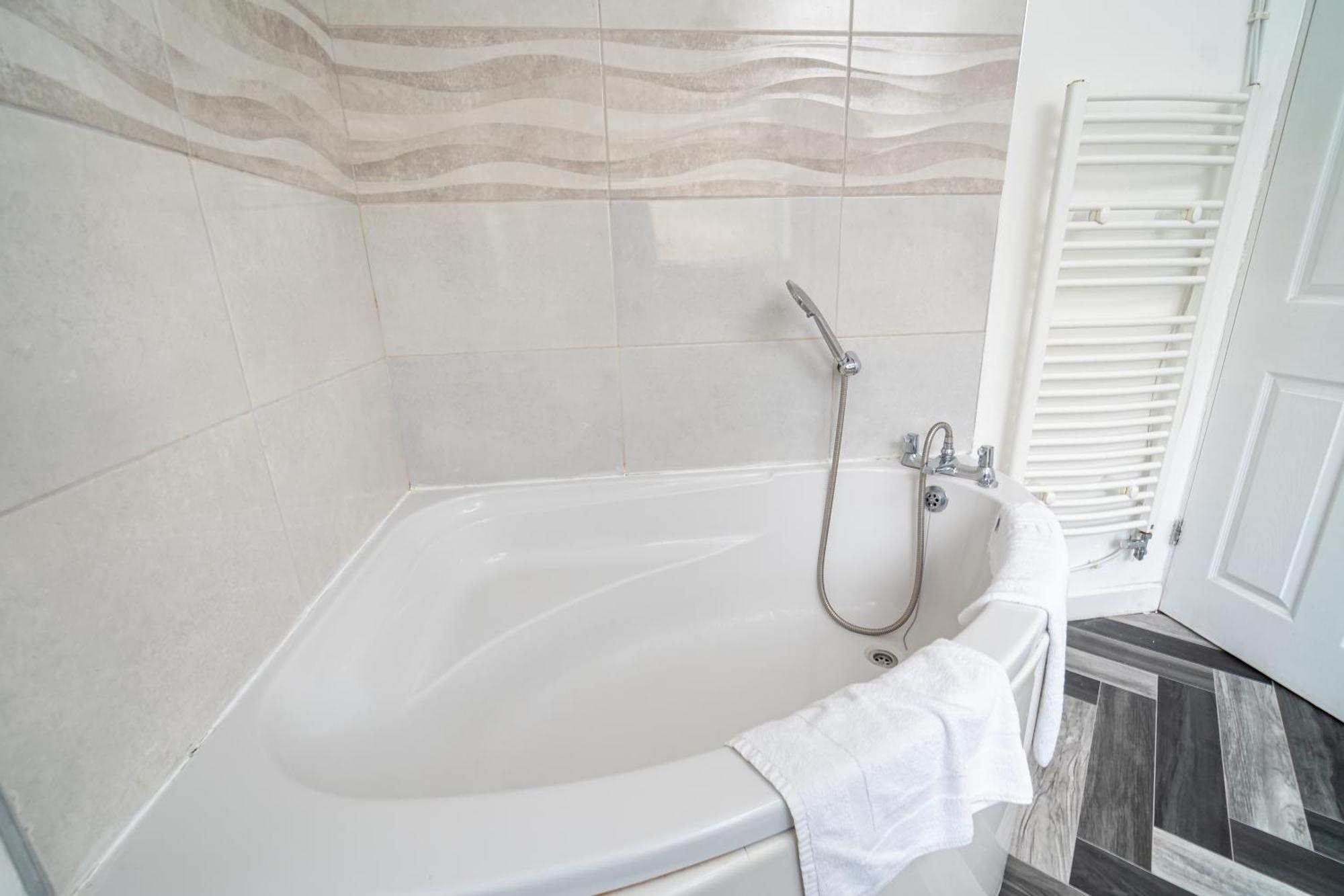 Holiday home Spacious 3 Bedroom House -- Off-road Parking -- Pet Friendly -- Close To Centre