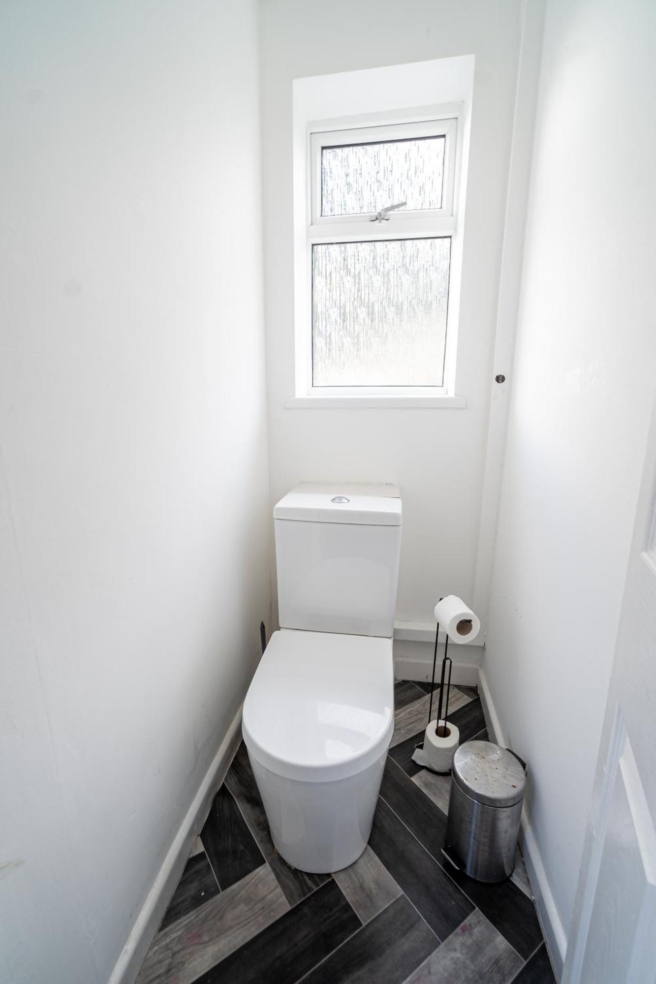 Holiday home Spacious 3 Bedroom House -- Off-road Parking -- Pet Friendly -- Close To Centre *