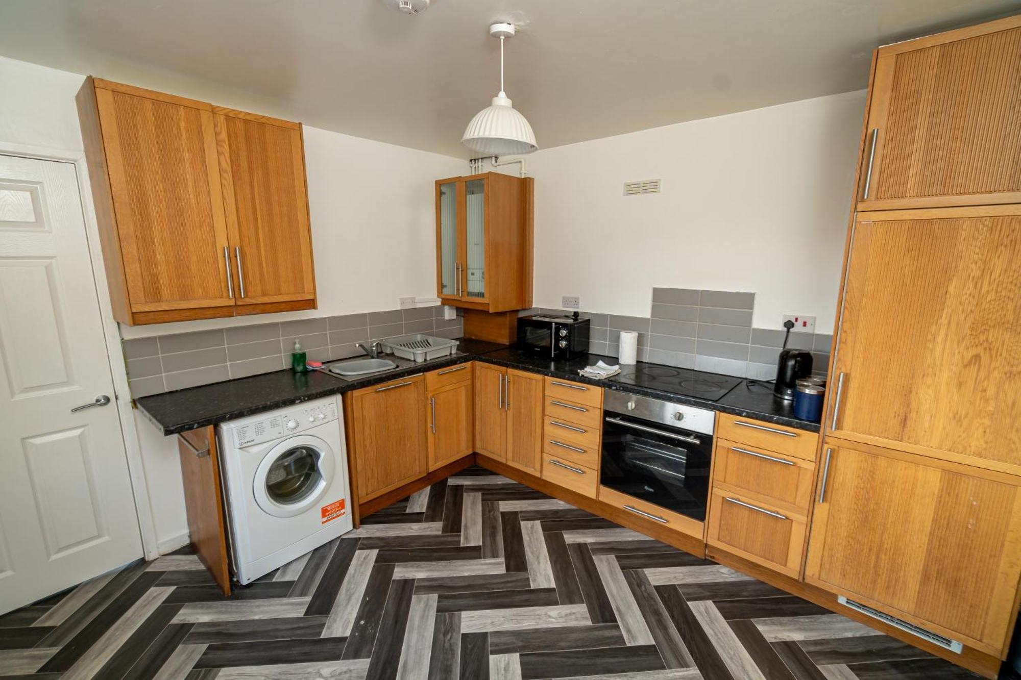 Spacious 3 Bedroom House -- Off-road Parking -- Pet Friendly -- Close To Centre Holiday home Swansea